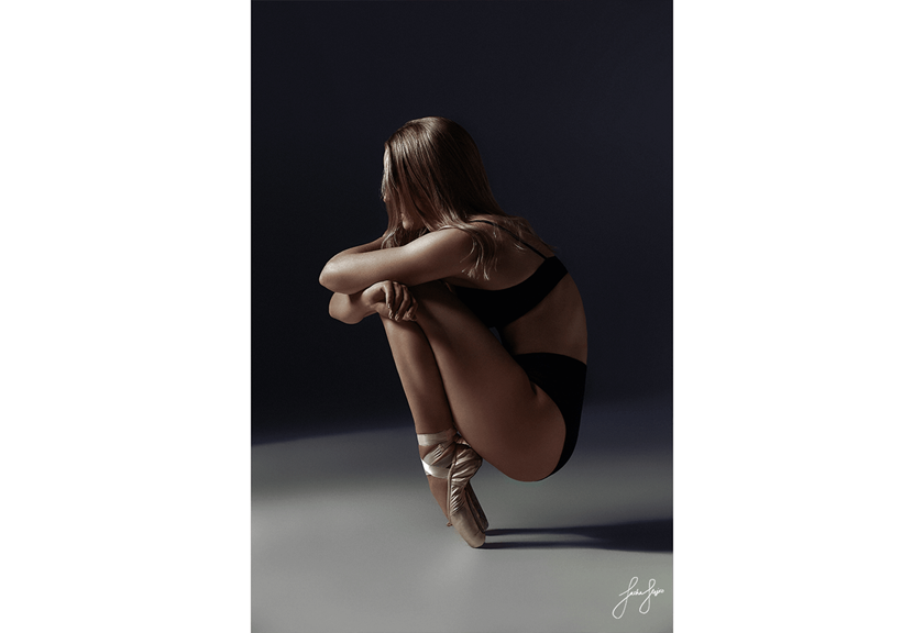 Image of a ballerina sitting on tiptoes by Canon Master Sacha Stejko