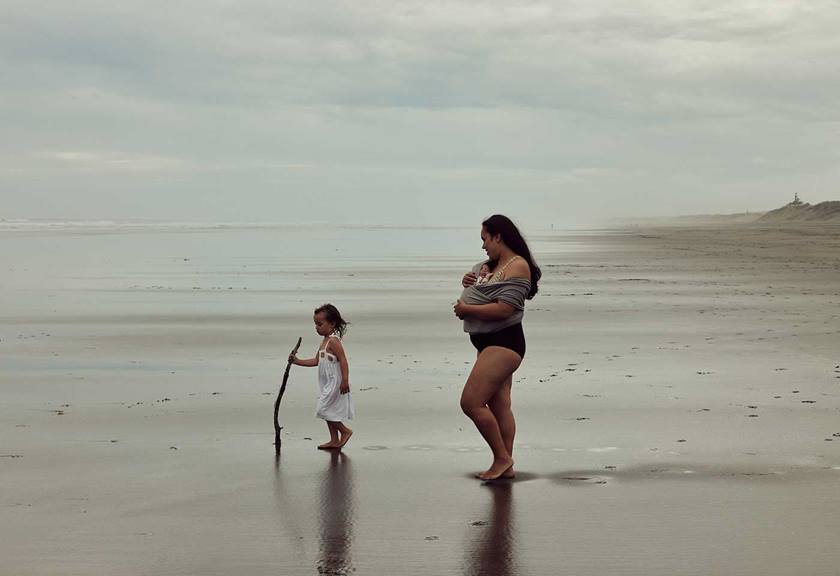 Image of Evita Toala and her child on the shore