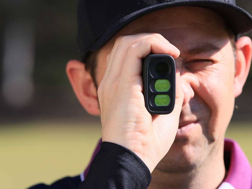 Image of a golf player using the PowerShot GOLF rangefinder