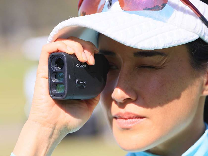 Image of a golf player using the PowerShot GOLF rangefinder