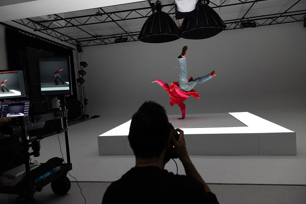 Steven Chee photographing a breakdancer using the EOS R5 Mark II camera