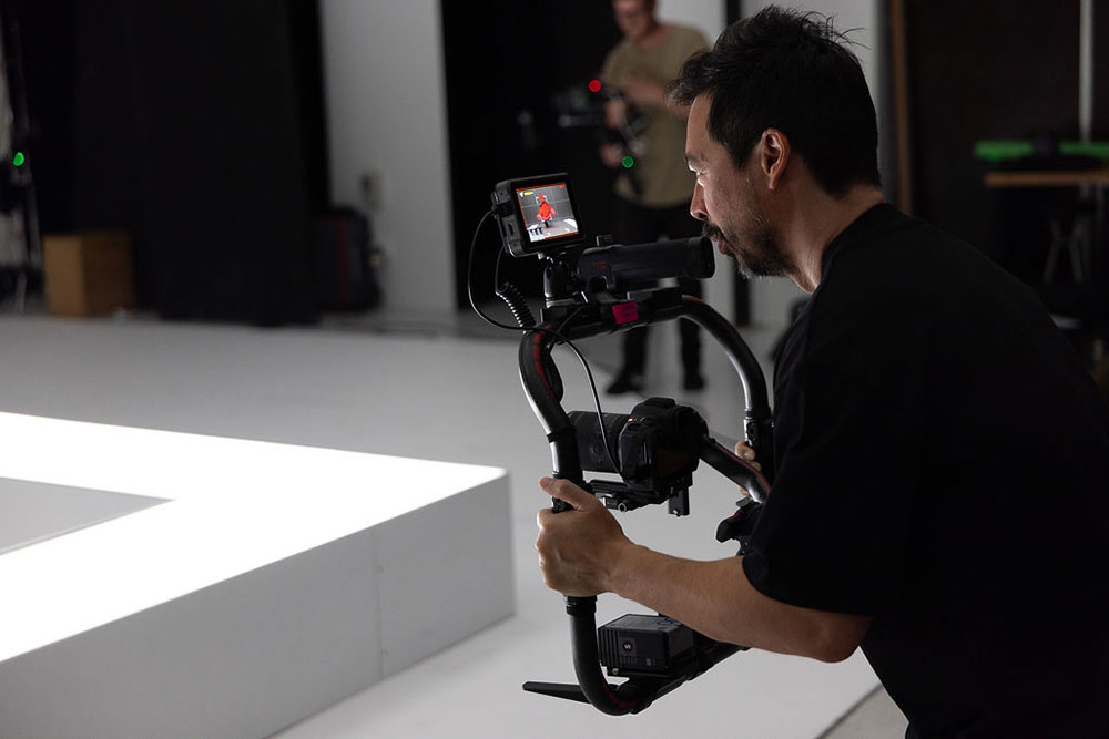 Steven Chee filming using the EOS R5 Mark II camera